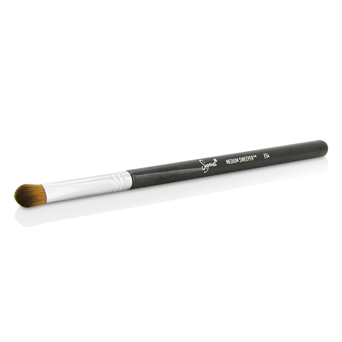 Кисть для теней Sigma Beauty E54 с широкой головкой для точного нанесения, идеально подходит для кремовых и порошковых текстур.