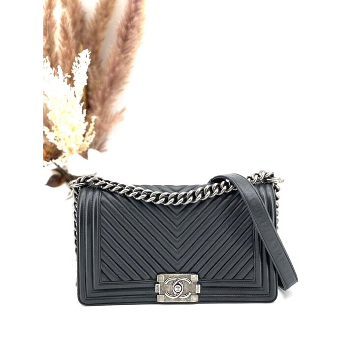 Сумка Chanel Boy в черной коже 25x8x15 см, изысканный аксессуар на плечо и для кроссбоди