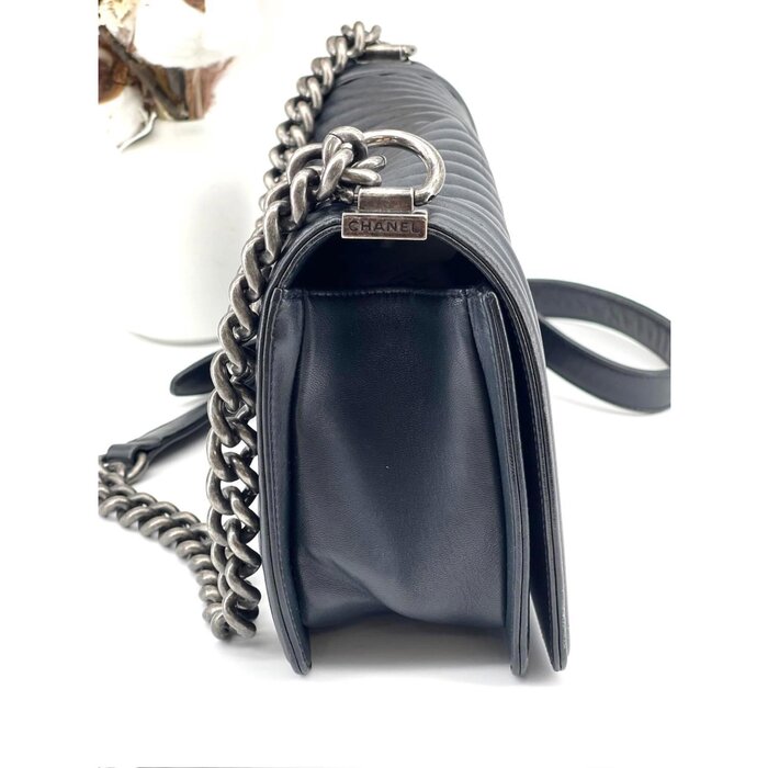 Сумка Chanel Boy в черной коже 25x8x15 см, изысканный аксессуар на плечо и для кроссбоди