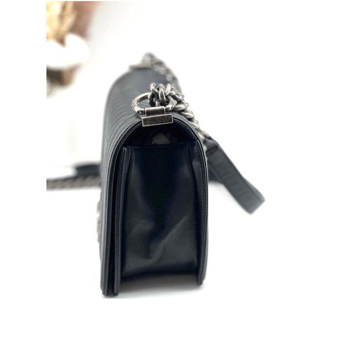 Сумка Chanel Boy в черной коже 25x8x15 см, изысканный аксессуар на плечо и для кроссбоди