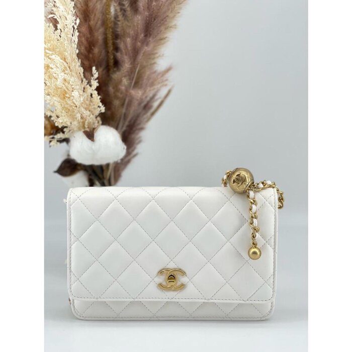 Сумка Chanel Pearl Crush, белая, с жемчужным акцентом, 19х3х12 см