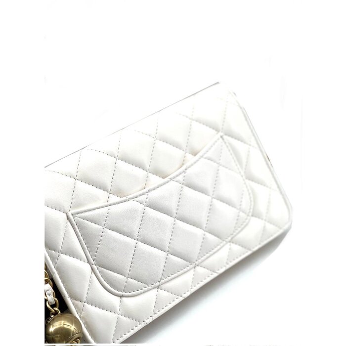 Сумка Chanel Pearl Crush, белая, с жемчужным акцентом, 19х3х12 см