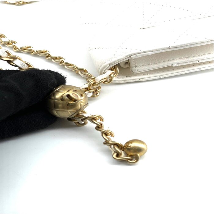 Сумка Chanel Pearl Crush, белая, с жемчужным акцентом, 19х3х12 см