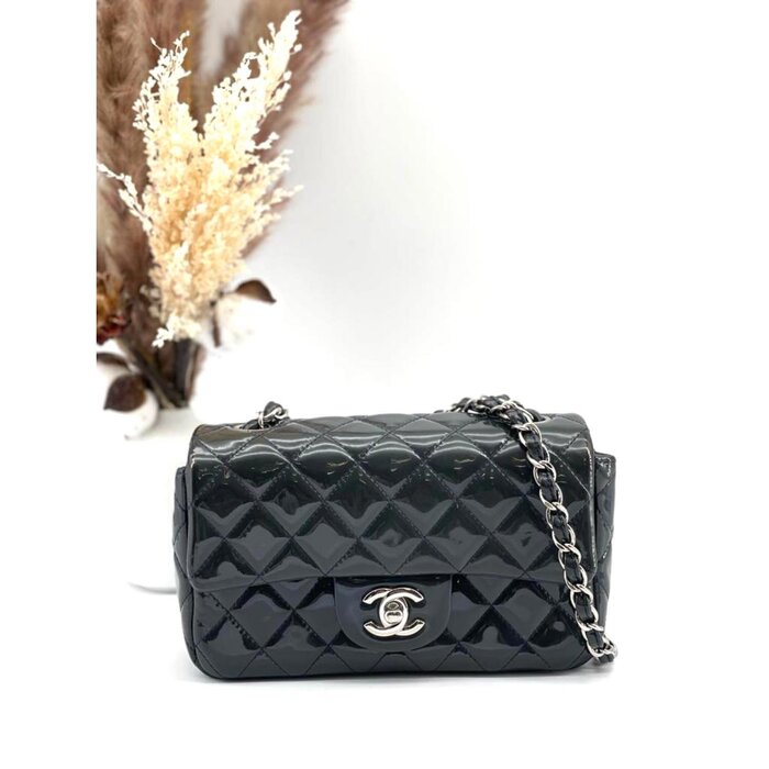 Сумка Chanel Classic в темно-зеленом цвете 20 см x 5 см x 12 см, стильный аксессуар для повседневного использования