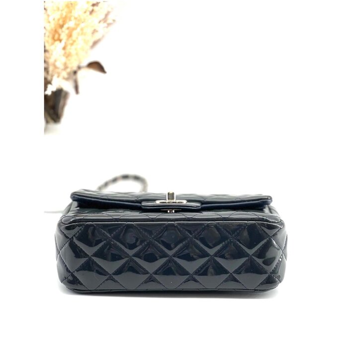 Сумка Chanel Classic в темно-зеленом цвете 20 см x 5 см x 12 см, стильный аксессуар для повседневного использования