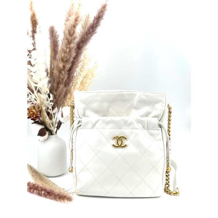 Сумка Chanel Fuku, белая, компактная, 20х6х25 см, стильный и элитный аксессуар для любого образа