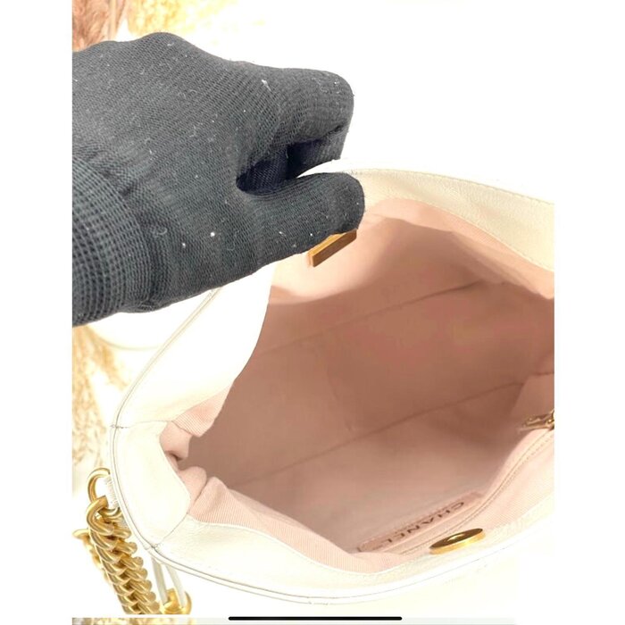 Сумка Chanel Fuku, белая, компактная, 20х6х25 см, стильный и элитный аксессуар для любого образа
