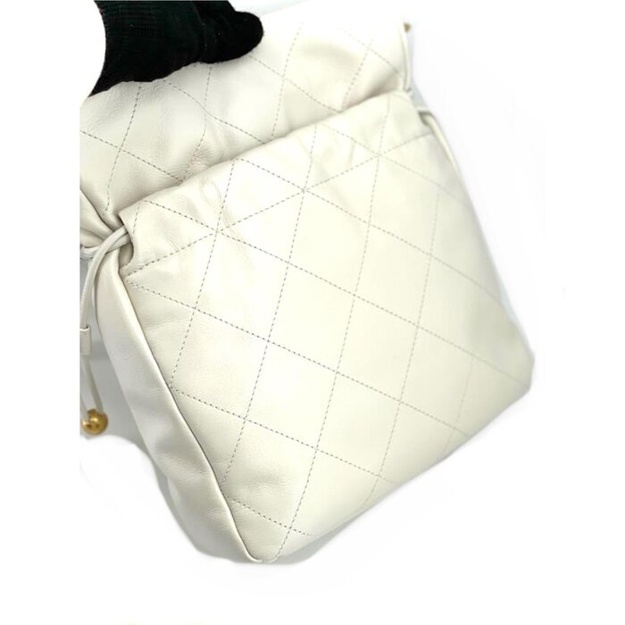 Сумка Chanel Fuku, белая, компактная, 20х6х25 см, стильный и элитный аксессуар для любого образа