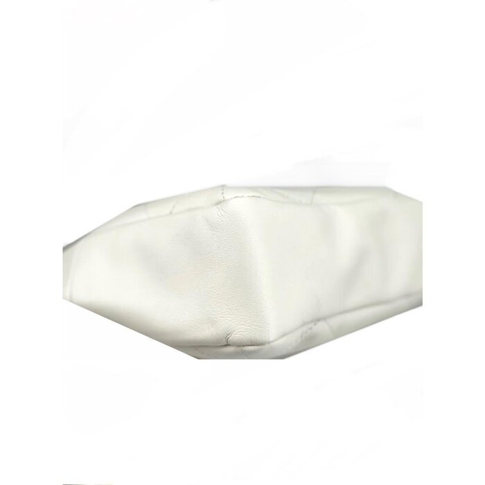 Сумка Chanel Fuku, белая, компактная, 20х6х25 см, стильный и элитный аксессуар для любого образа