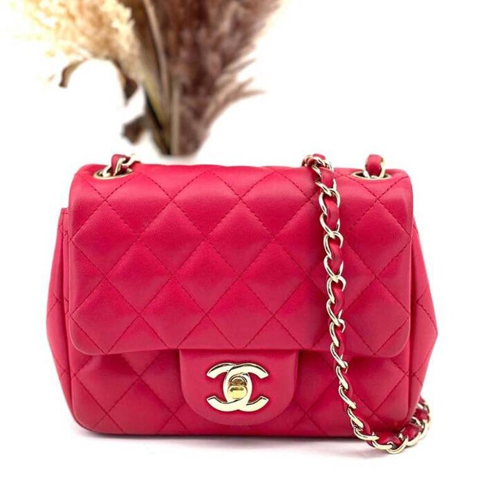 Сумка Chanel Mini Square, классическая черная, 27 см х 7 см х 13 см, идеальная для повседневного и вечернего образа.