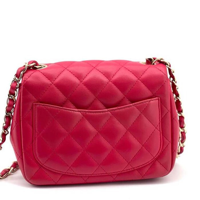 Сумка Chanel Mini Square, классическая черная, 27 см х 7 см х 13 см, идеальная для повседневного и вечернего образа.