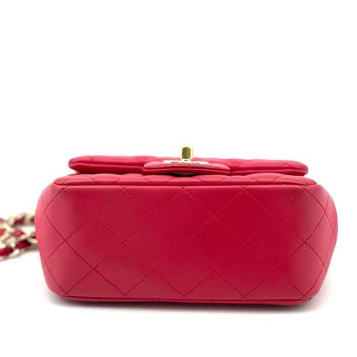 Сумка Chanel Mini Square, классическая черная, 27 см х 7 см х 13 см, идеальная для повседневного и вечернего образа.