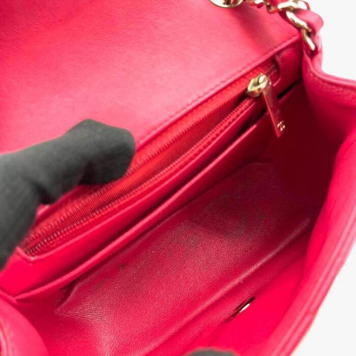 Сумка Chanel Mini Square, классическая черная, 27 см х 7 см х 13 см, идеальная для повседневного и вечернего образа.