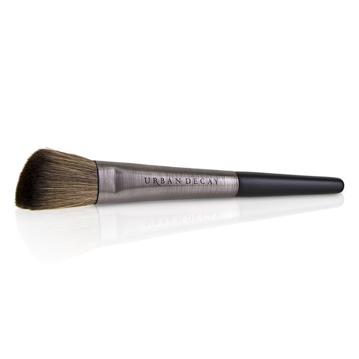 Кисть для румян Urban Decay с мягким синтетическим ворсом для легкого нанесения и растушевки