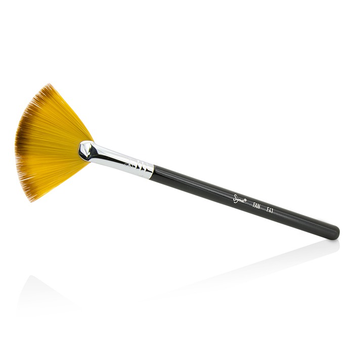 Кисть для хайлайтера Sigma Beauty с нежными ворсинками для ровного нанесения пудры и кремов
