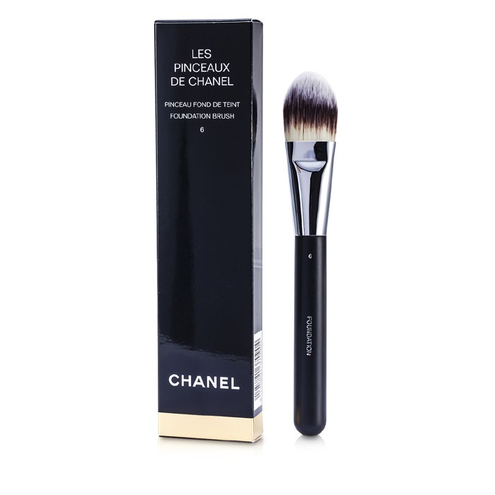 Кисть для тонального крема Chanel №6 с синтетическими волокнами для идеального нанесения основы на лицо