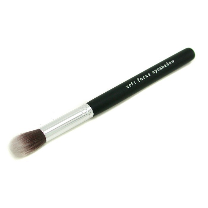 Кисть для теней BareMinerals с куполообразной формой для легкого нанесения и растушевки пигментов