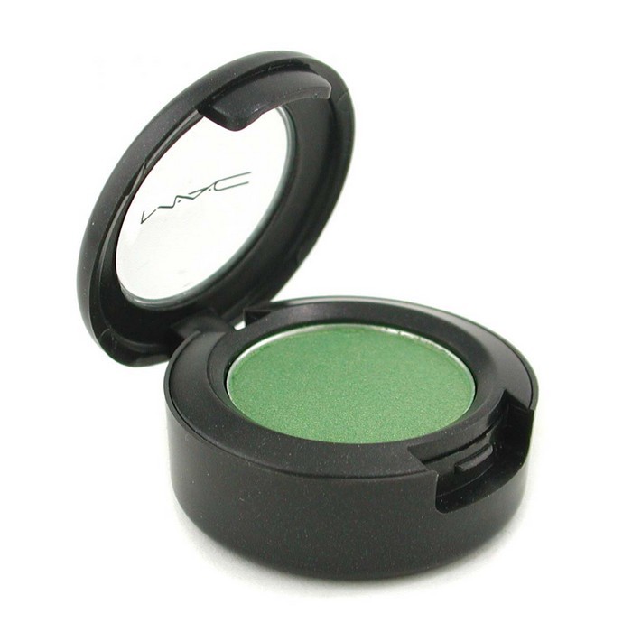 Тени для век MAC Bio Green, 1.5 г — насыщенный пигмент, стойкая текстура, без складок, для ярких образов.