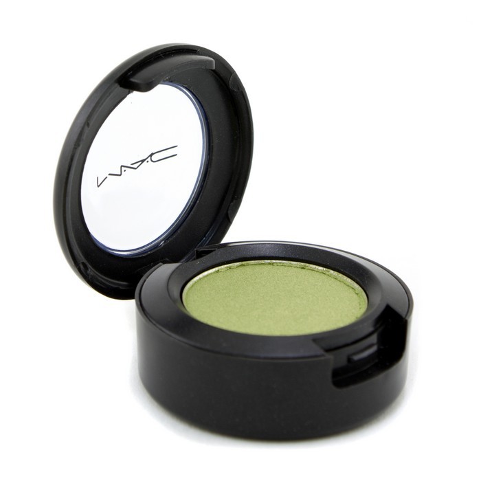 Пудровые тени для век MAC Lucky Green, 1.3 г — яркий оттенок с насыщенным цветом для создания выразительного макияжа.