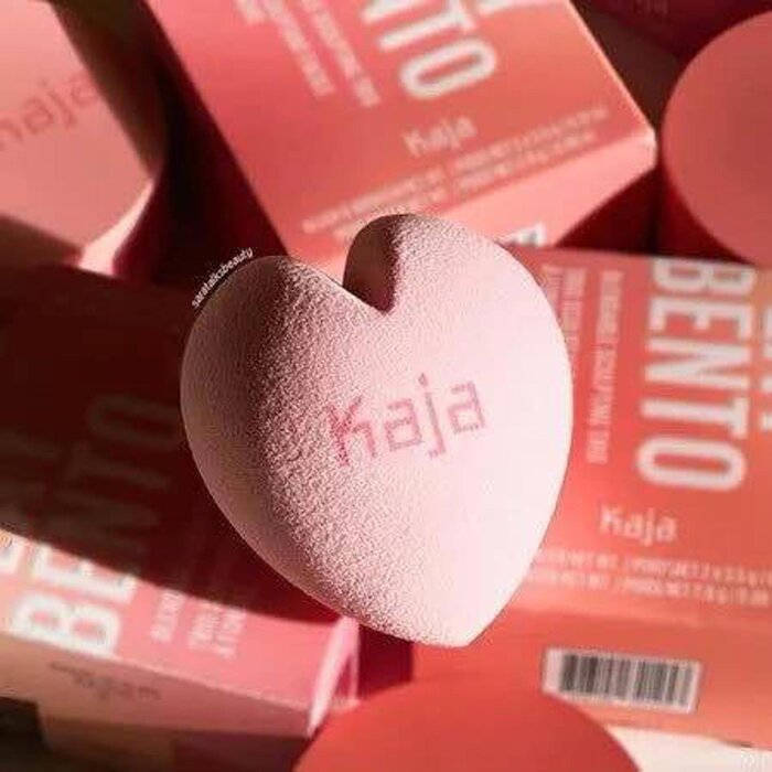 Спонж для макияжа KAJA Beauty в форме сердца, для жидких и пудровых текстур, универсальный.