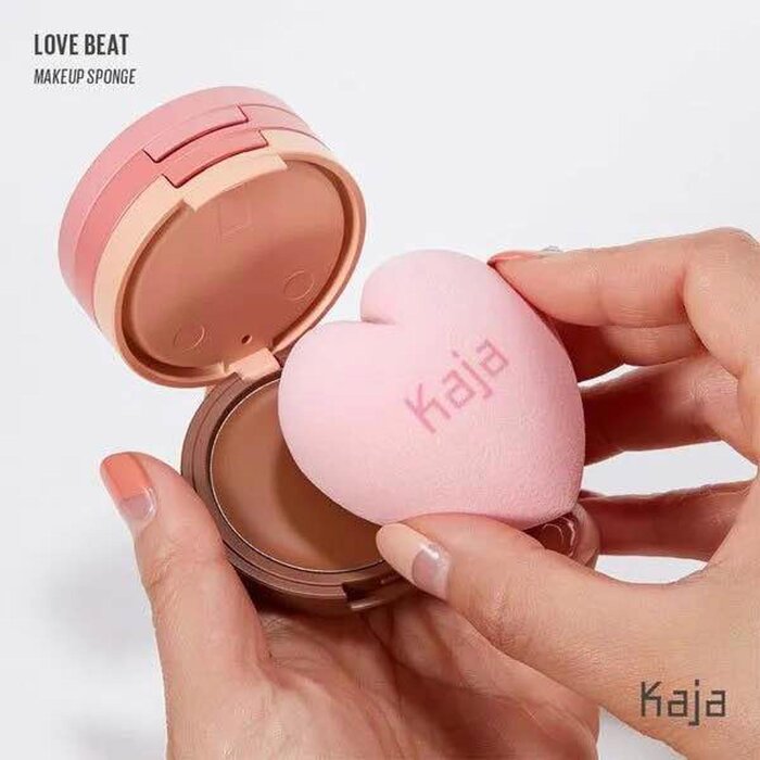 Спонж для макияжа KAJA Beauty в форме сердца, для жидких и пудровых текстур, универсальный.
